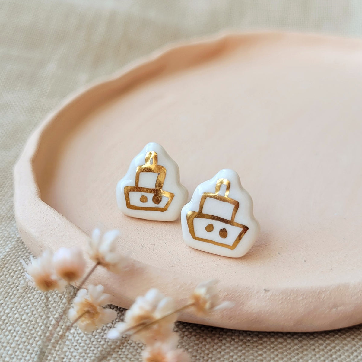 Porcelain stud earrings with gold "White boats with gold"