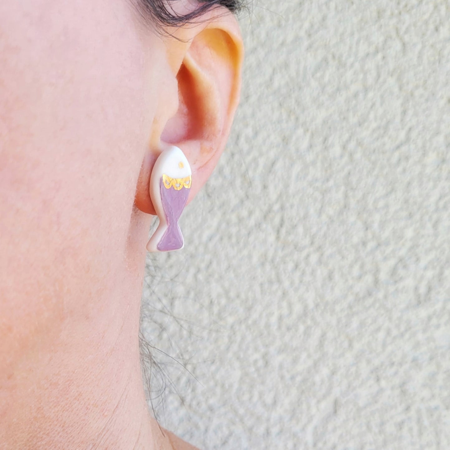 Porcelain stud earrings with gold " Dark pink fish"