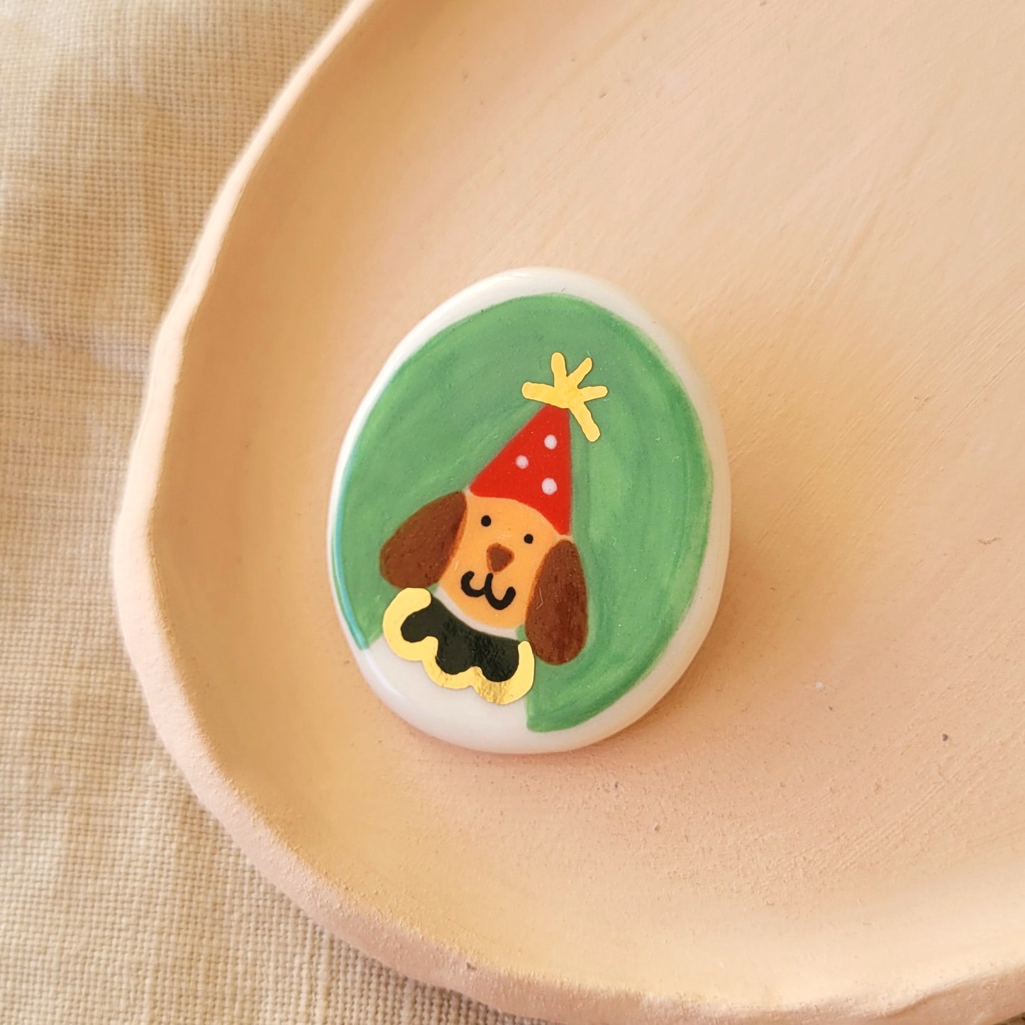 Porcelain brooch with gold "Party boy"