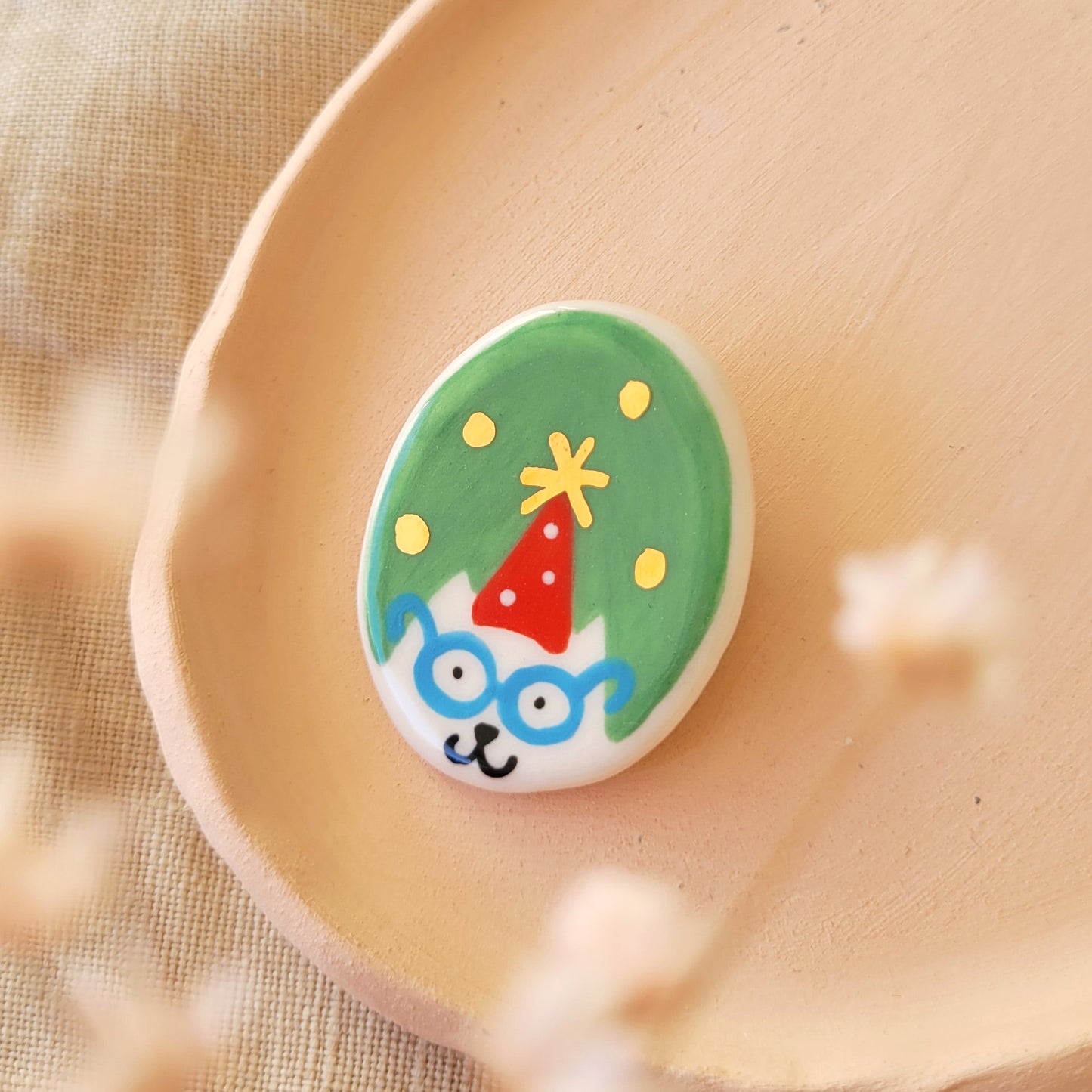 Porcelain brooch with gold "Gracie"
