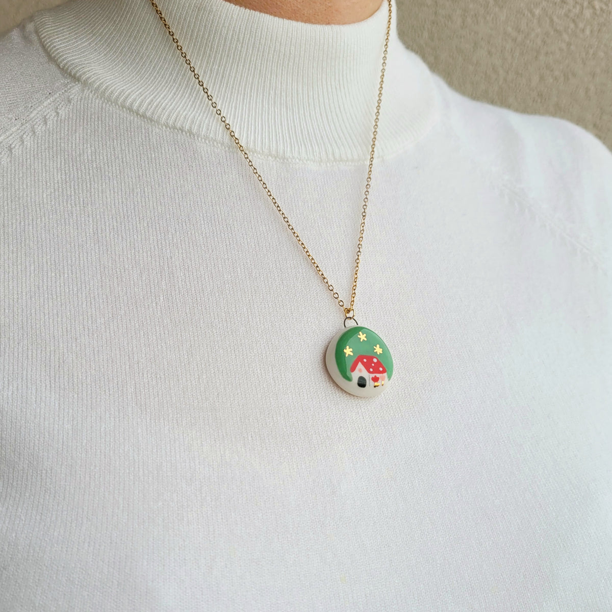 Porcelain necklace with gold "Red house in green"