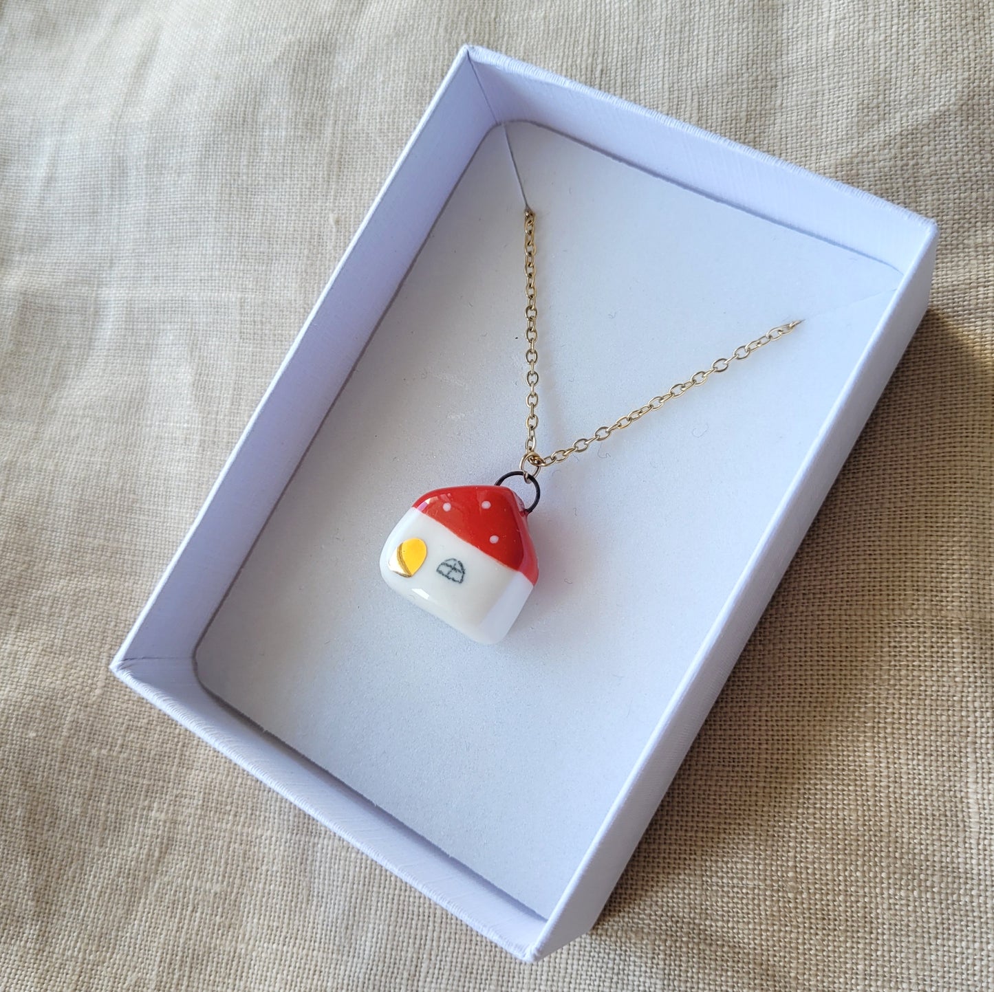 Porcelain necklace with gold "Red house"