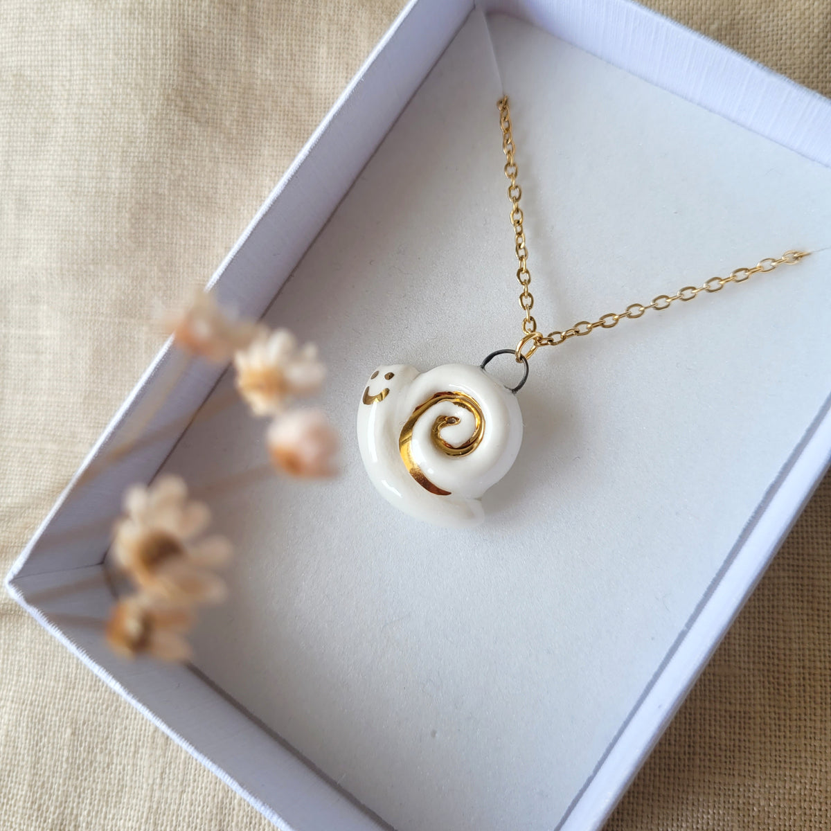 Porcelain necklace with gold "Garry"