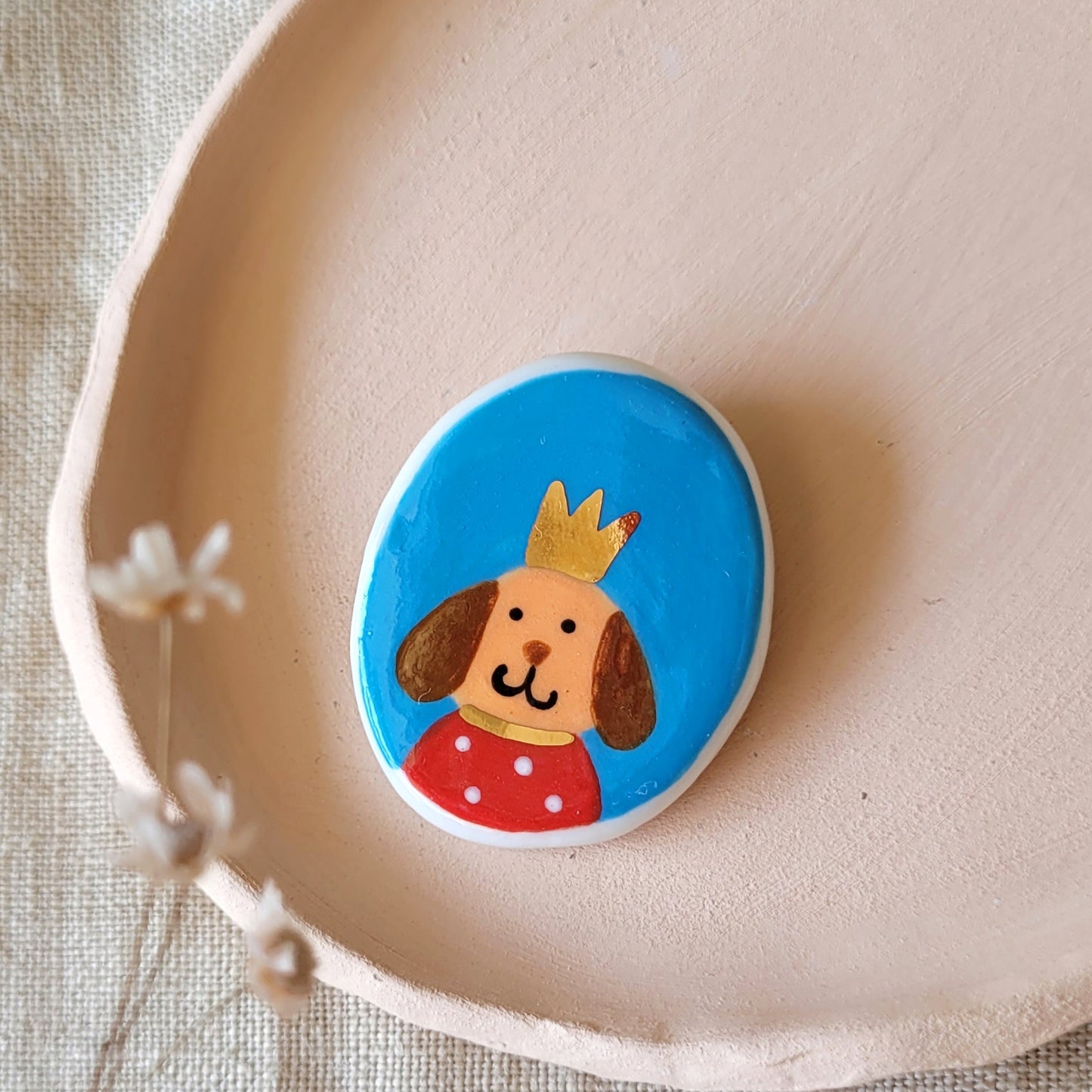 Porcelain brooch with gold "Hugo"