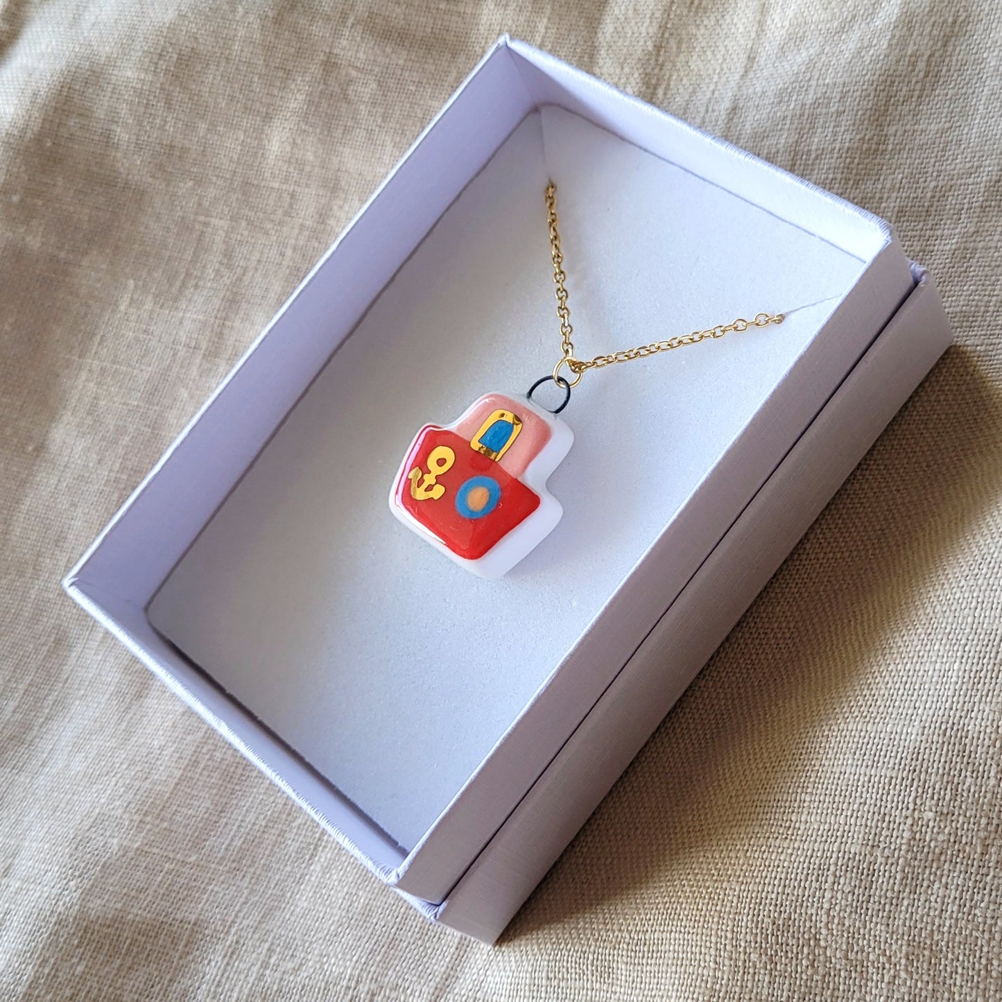 Porcelain necklace with gold "Red boat"
