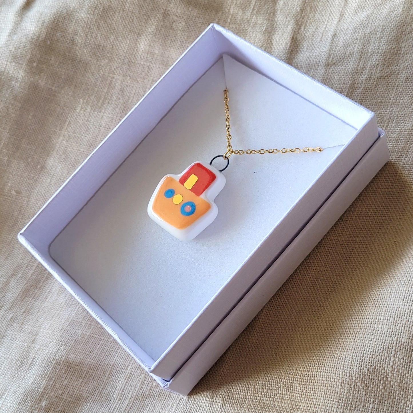 Porcelain necklace with gold "Orange boat"