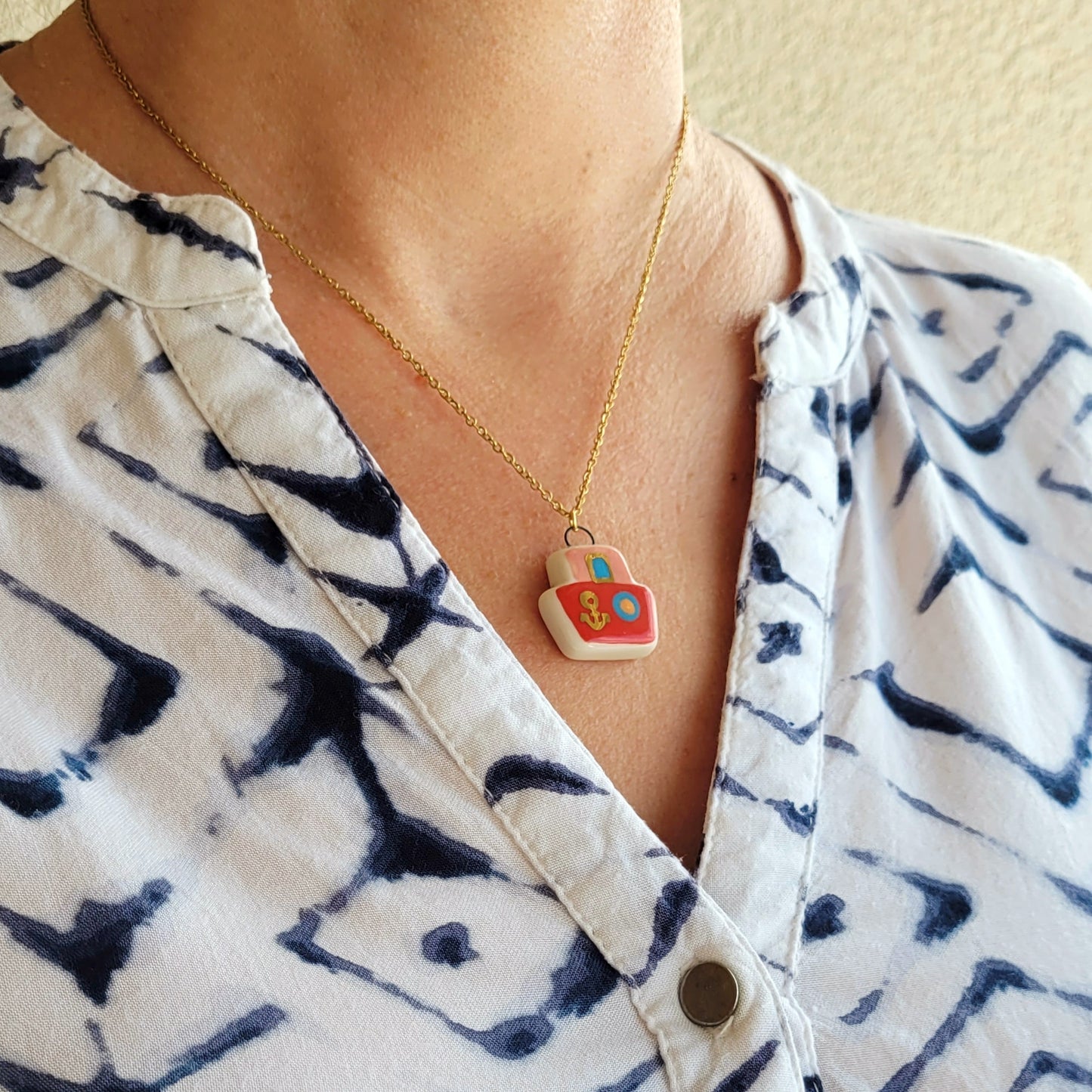Porcelain necklace with gold "Red boat"