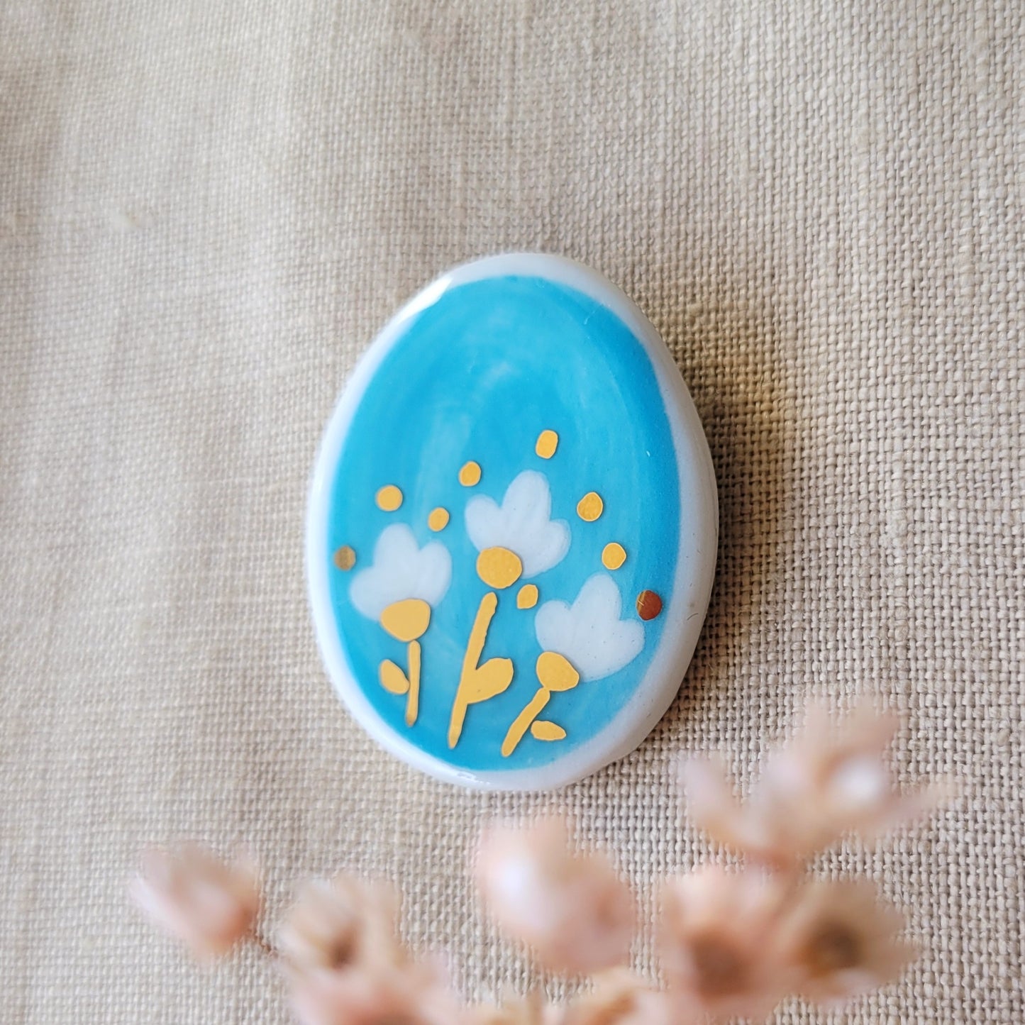Porcelain brooch with gold "White flowers"