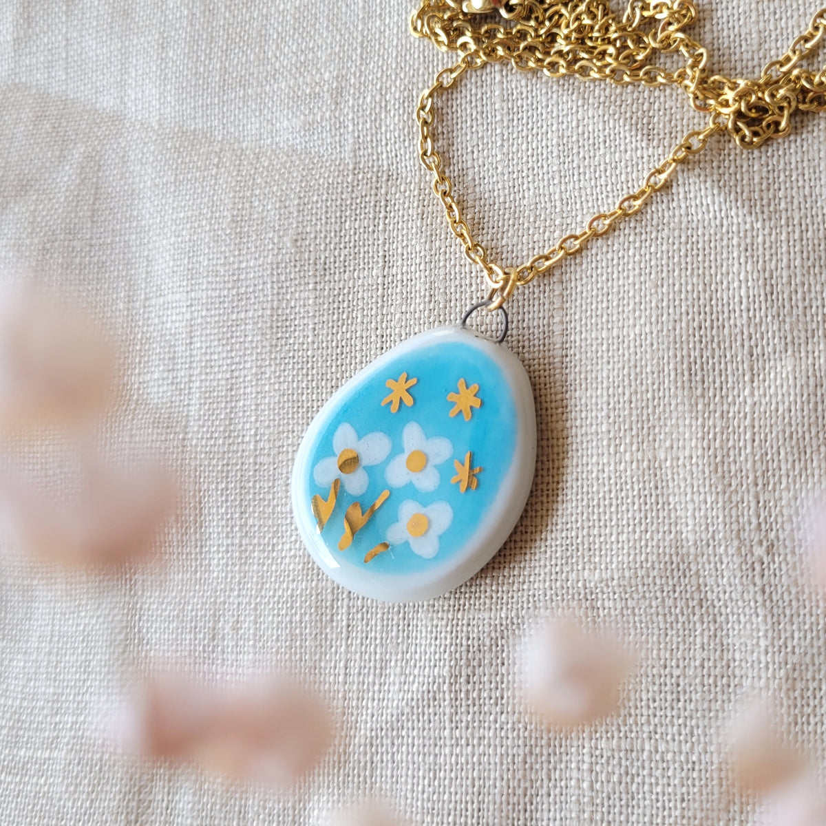 Porcelain necklace with gold "White flowers with stars"