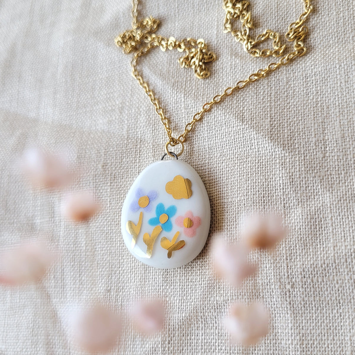 Porcelain necklace with gold "Three flowers and one cloud"