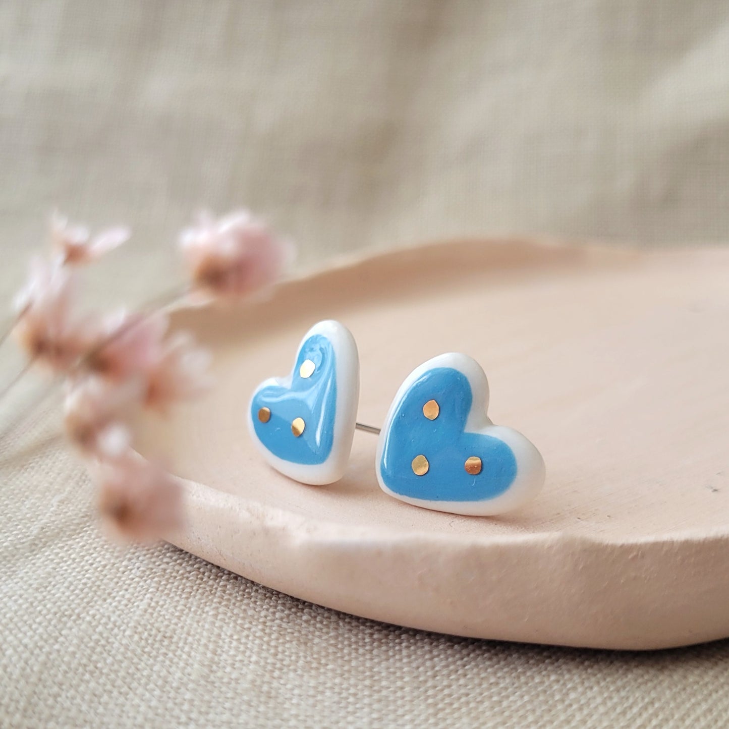 Porcelain stud earrings with gold "Blue hearts with dots"