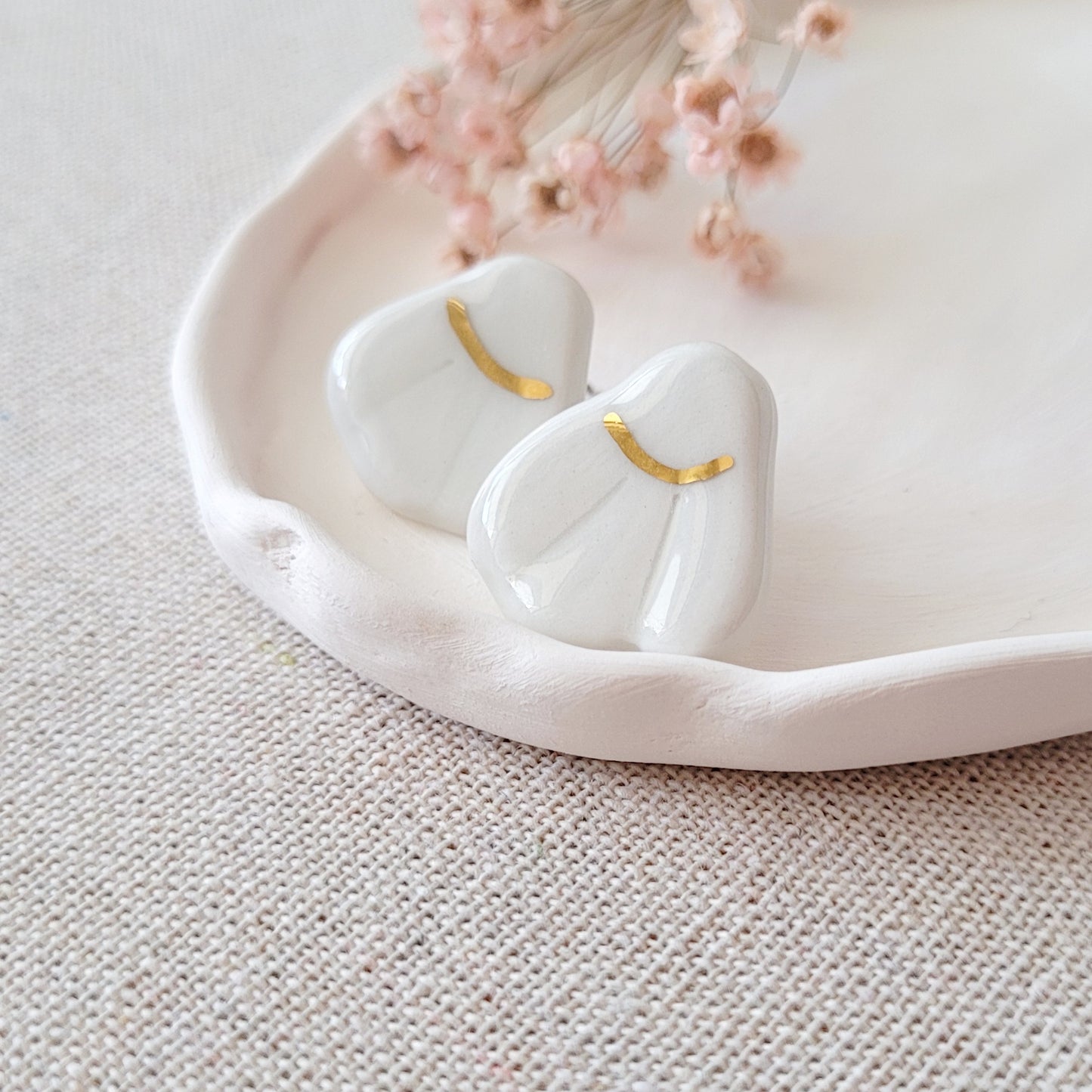 Porcelain stud earrings with gold "White daisies"