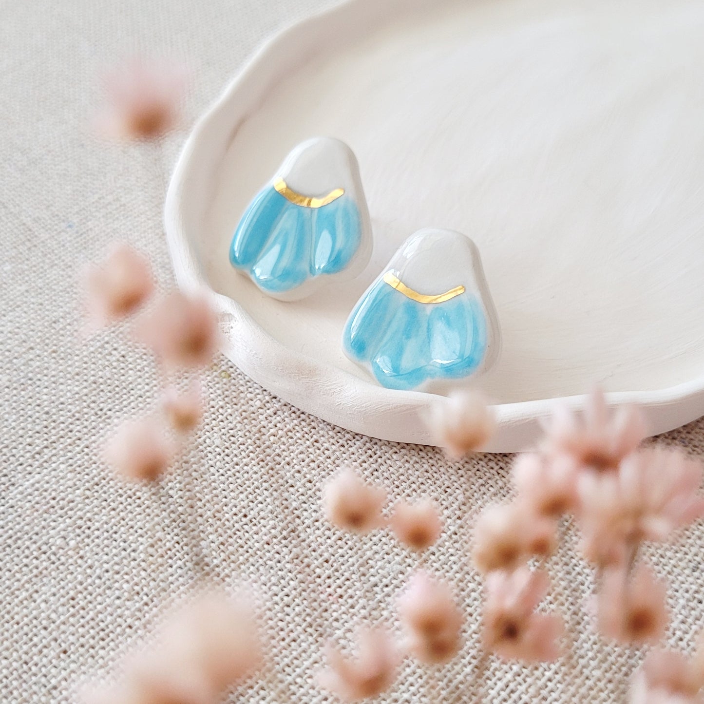 Porcelain stud earrings with gold "White and blue daisies"