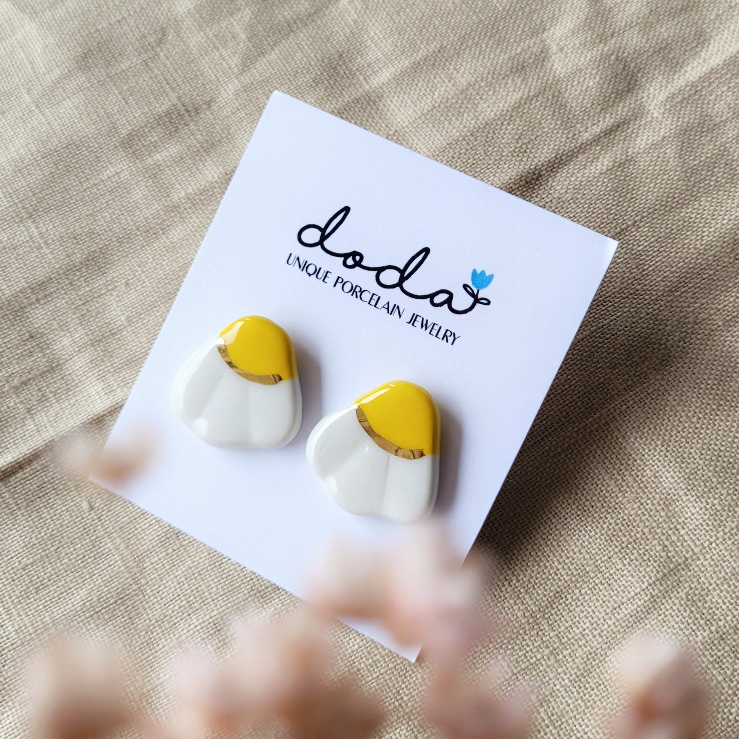Porcelain stud earrings with gold "White and yellow daisies"
