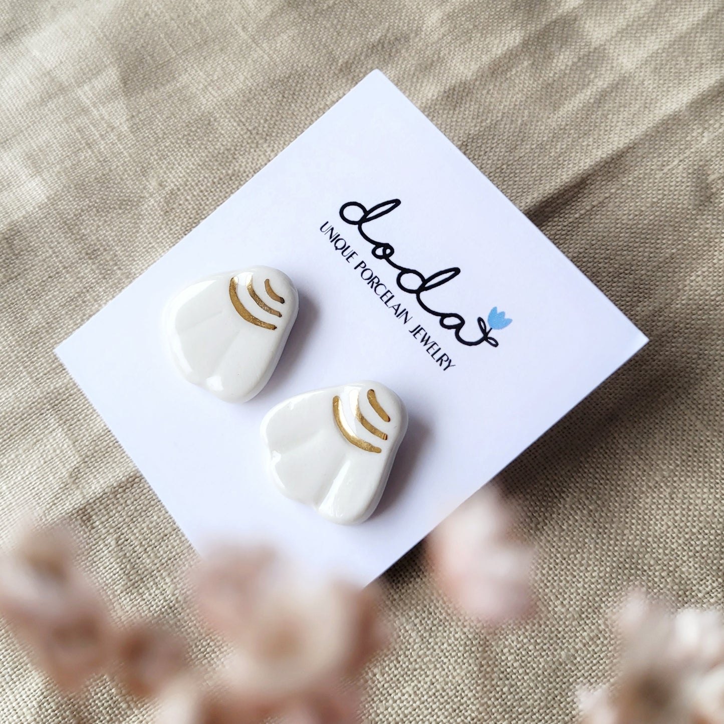 Porcelain stud earrings with gold "White and gold daisies"