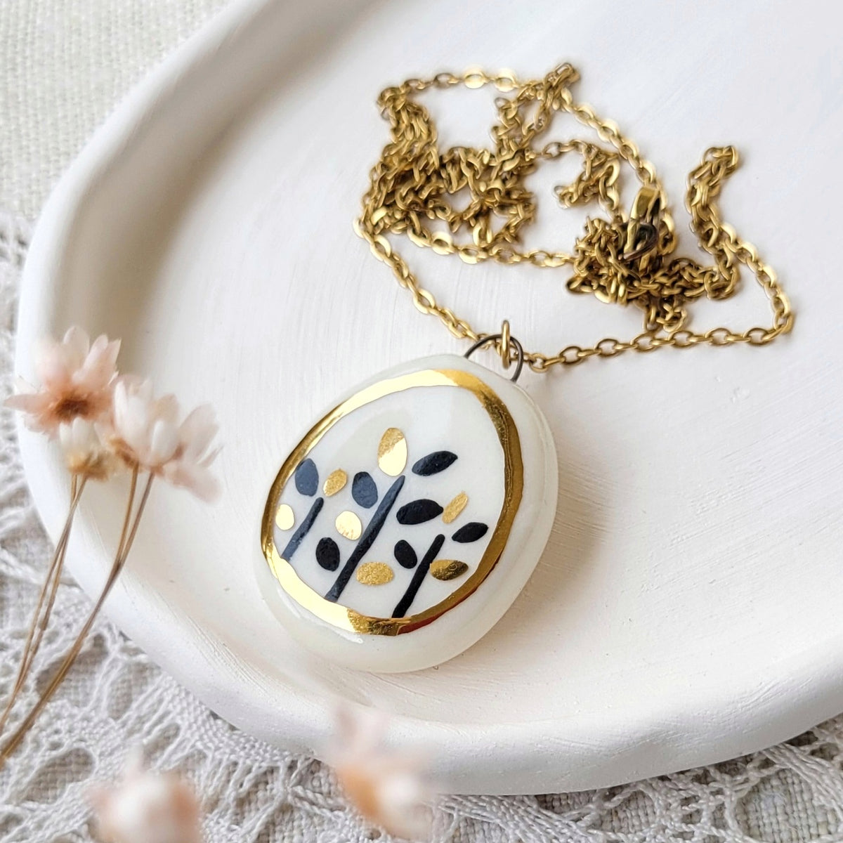 Porcelain necklace with gold "Black & gold"