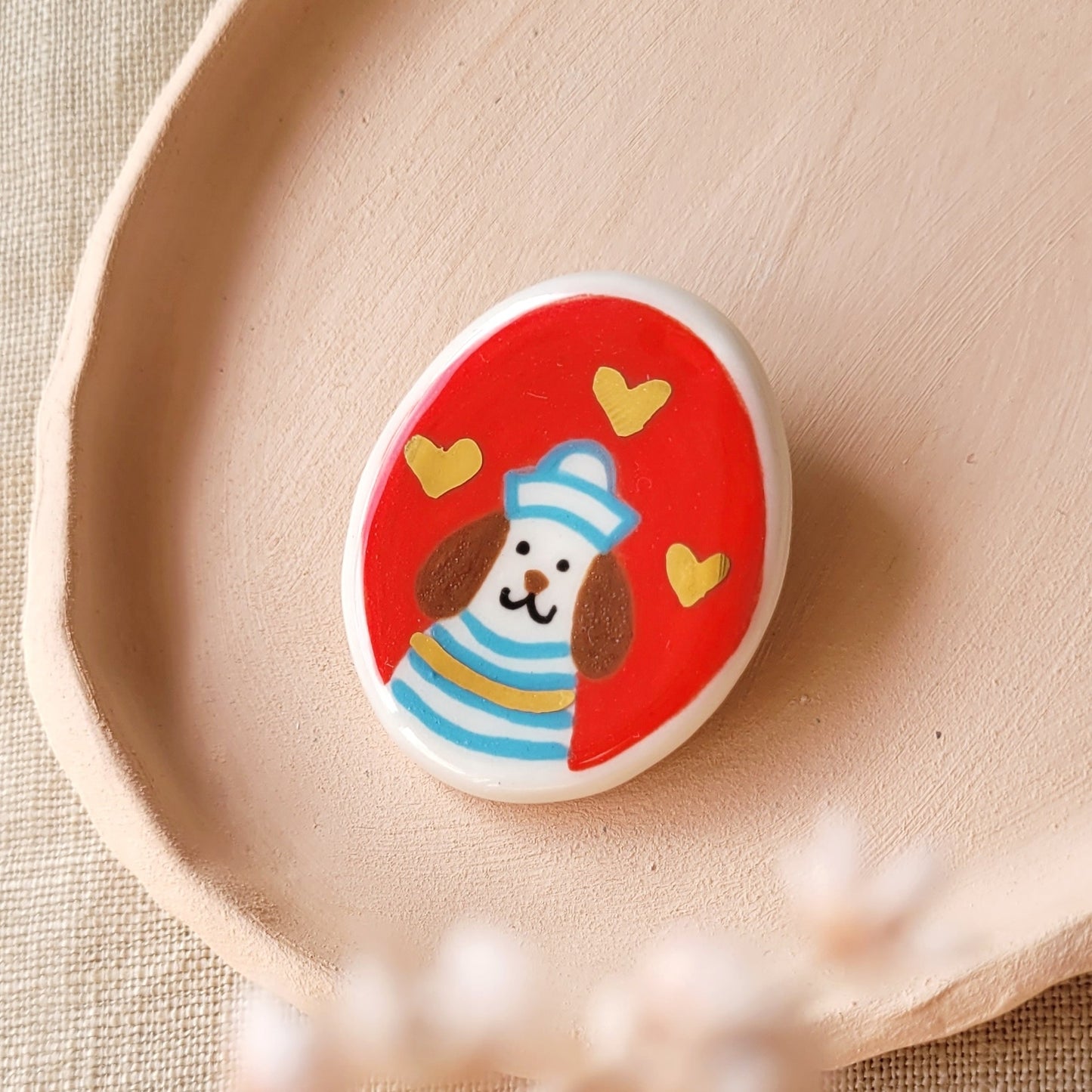 Porcelain brooch with gold "Freddie"