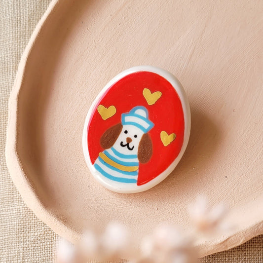 Porcelain brooch with gold "Freddie"