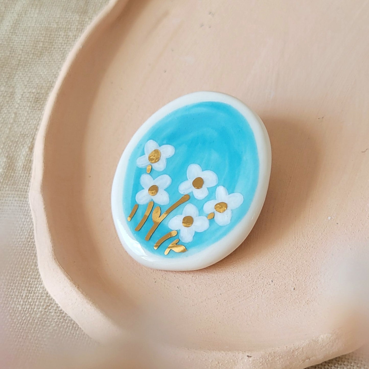 Porcelain brooch with gold "White flowers"