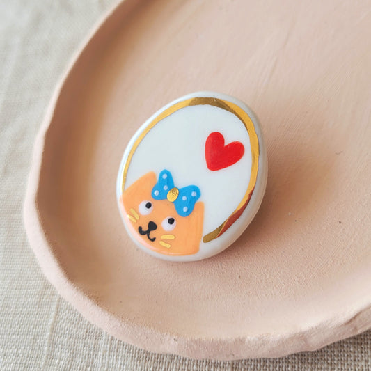 Porcelain brooch with gold "Lookin' for love"