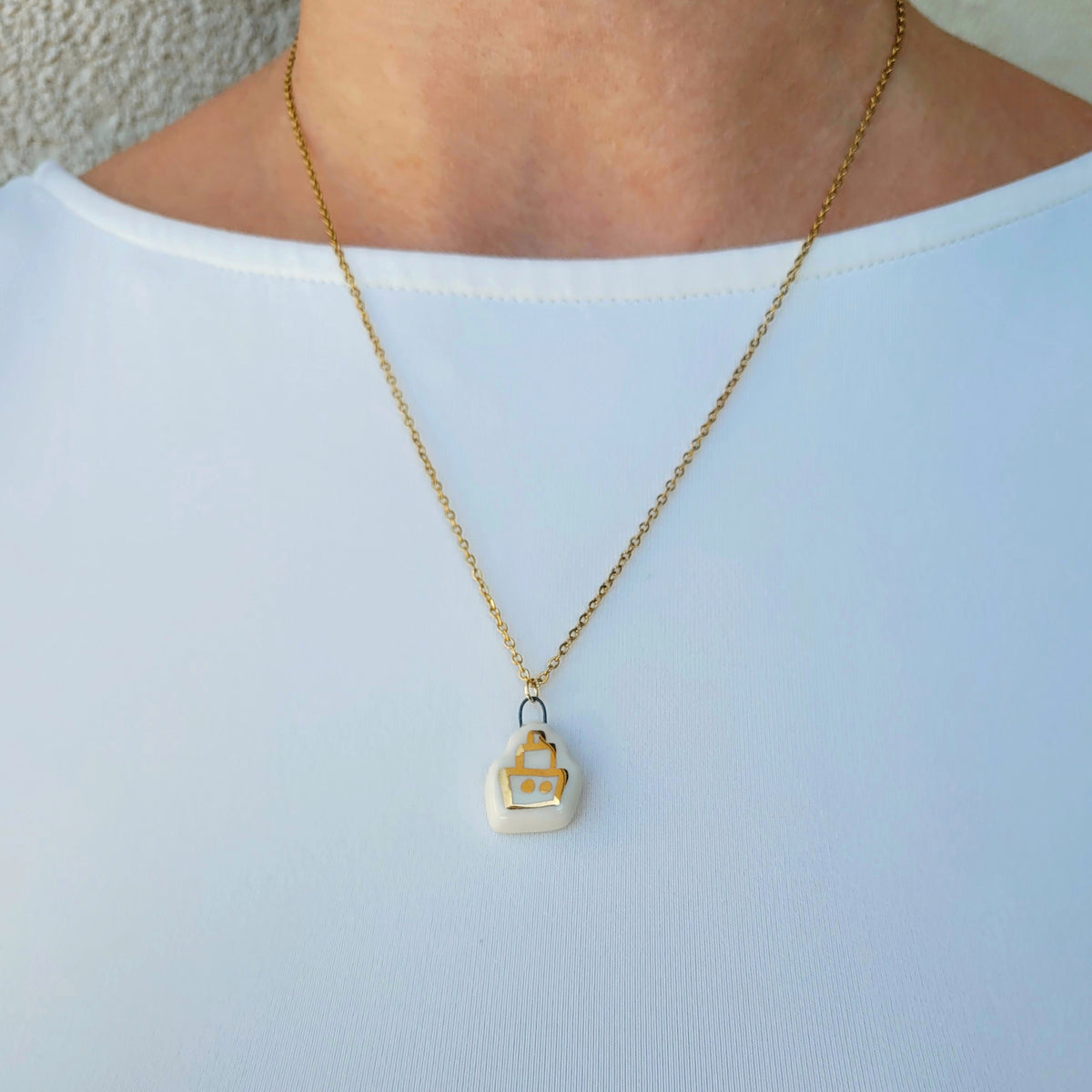 Porcelain necklace with gold "White boat"