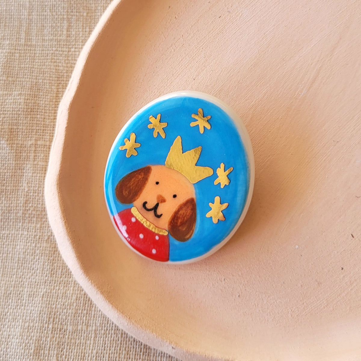 Porcelain brooch with gold "George"