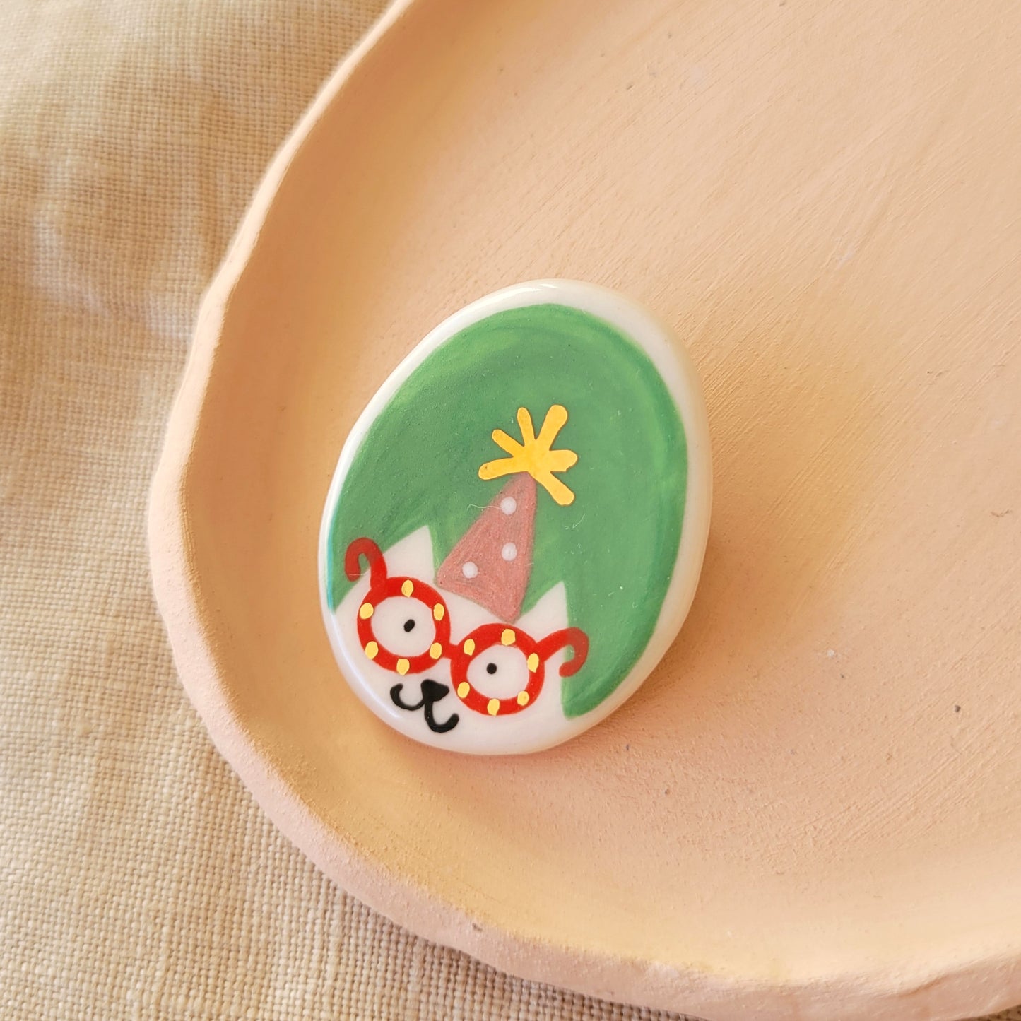 Porcelain brooch with gold "Party girl"