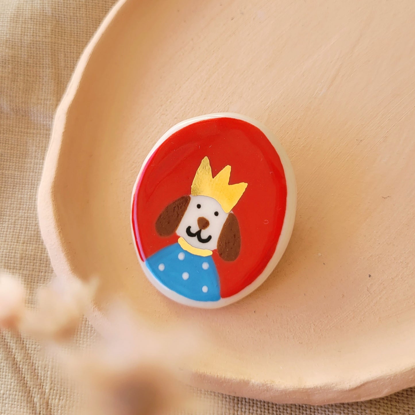 Porcelain brooch with gold "Eddie"