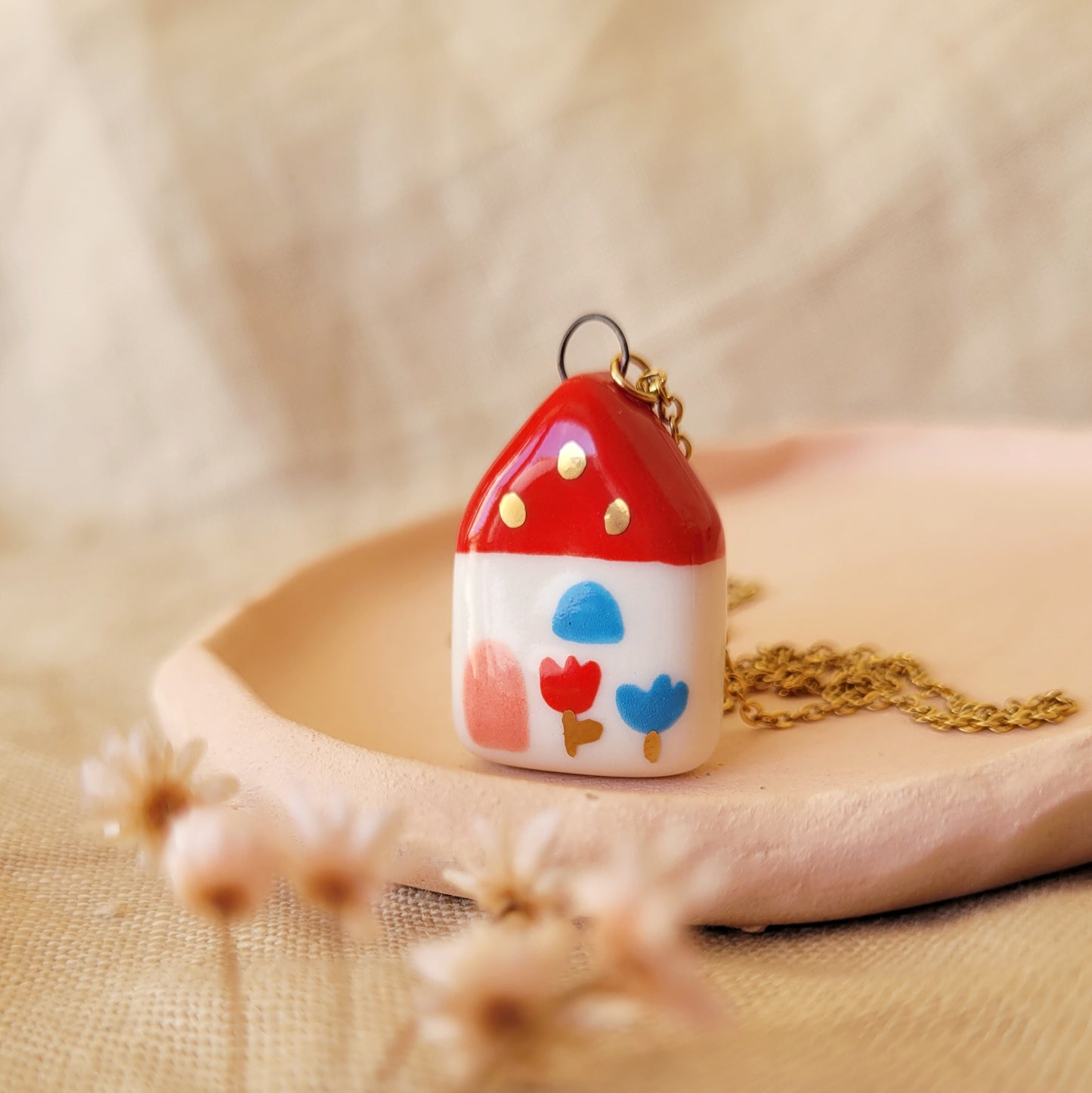 Porcelain necklace with gold "Red house"