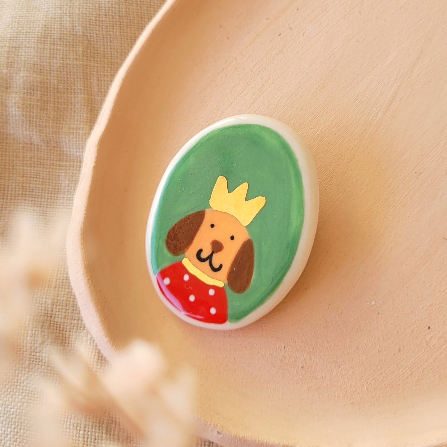 Porcelain brooch with gold "Richard"
