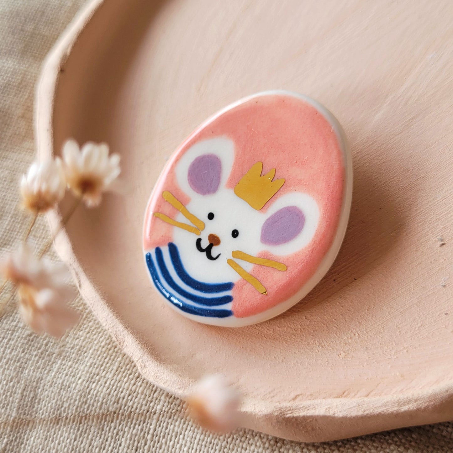 Porcelain brooch with gold "Jerry"