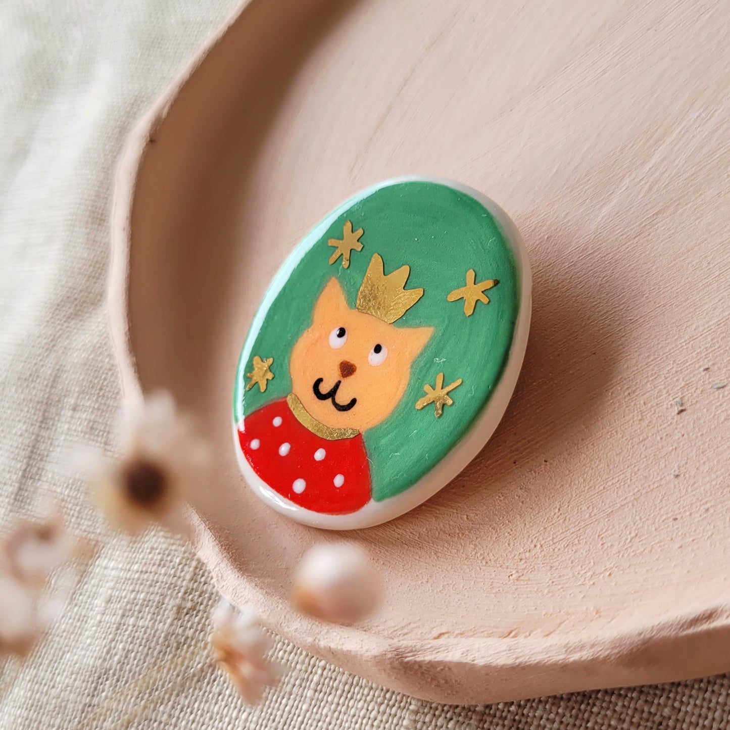 Porcelain brooch with gold "George"