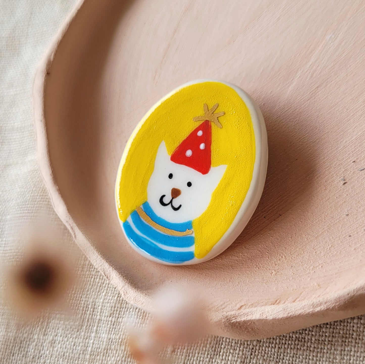 Porcelain brooch with gold "Claude"