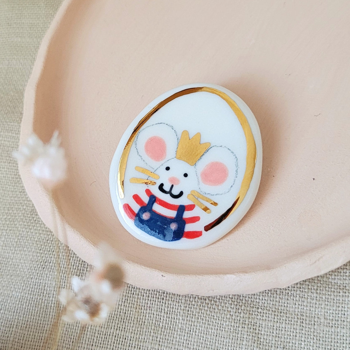 Porcelain brooch with gold "George"