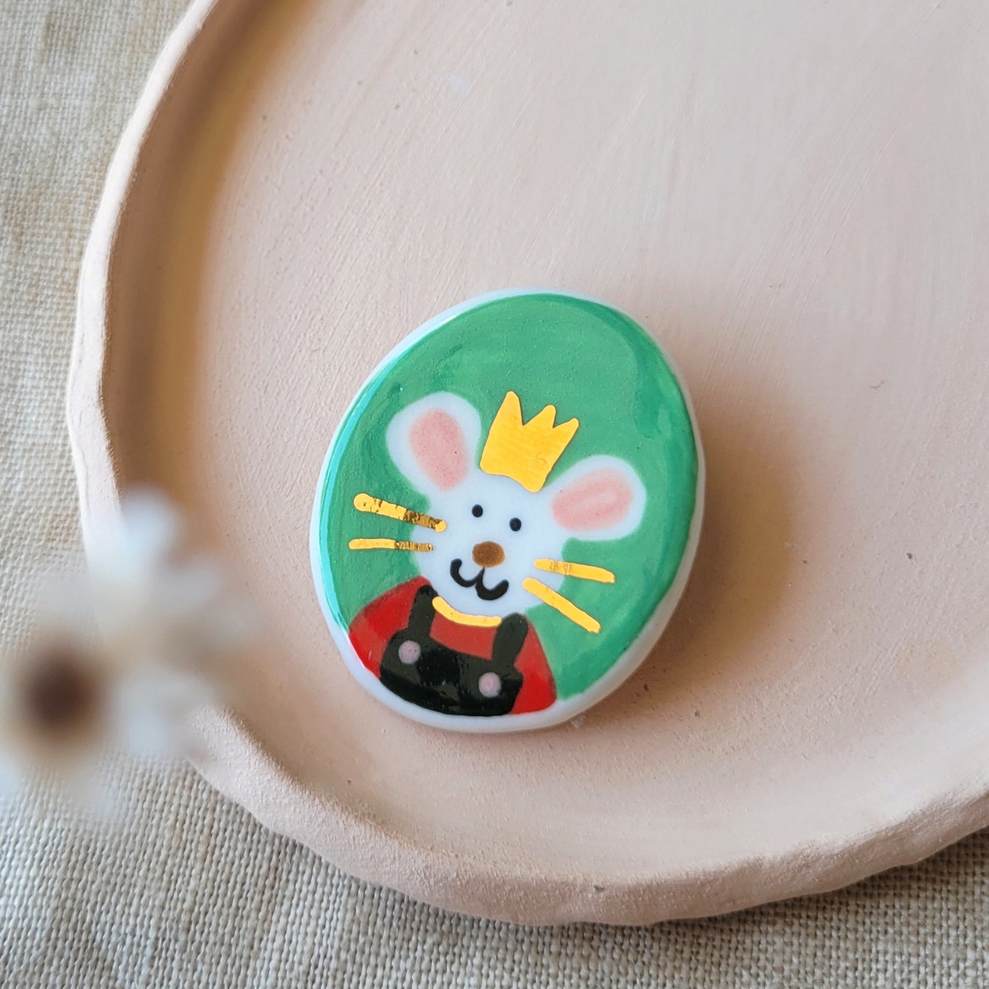 Porcelain brooch with gold "Benedict"