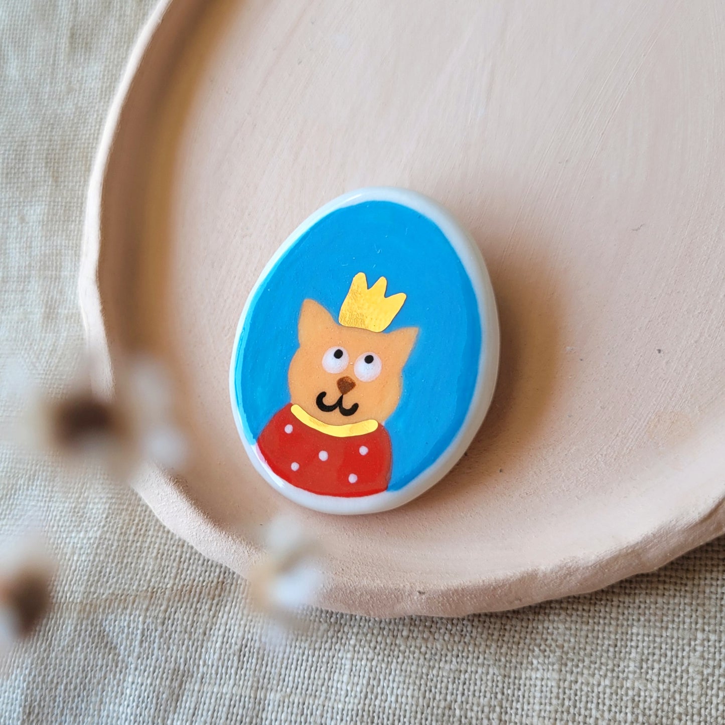 Porcelain brooch with gold "Edward"