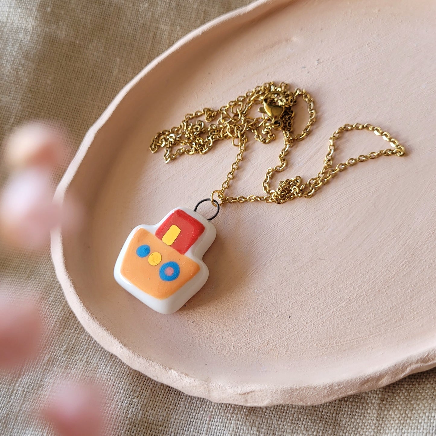 Porcelain necklace with gold "Orange boat"