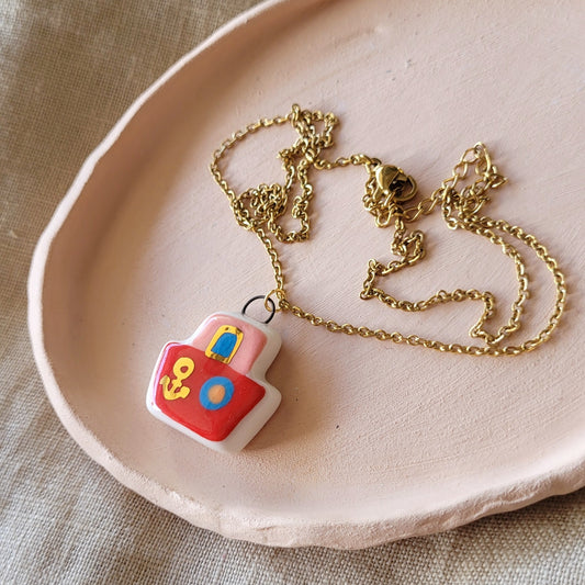 Porcelain necklace with gold "Red boat"