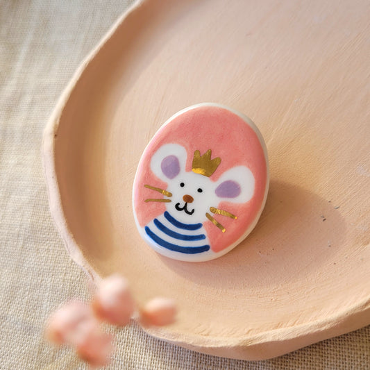 Porcelain brooch with gold "George"