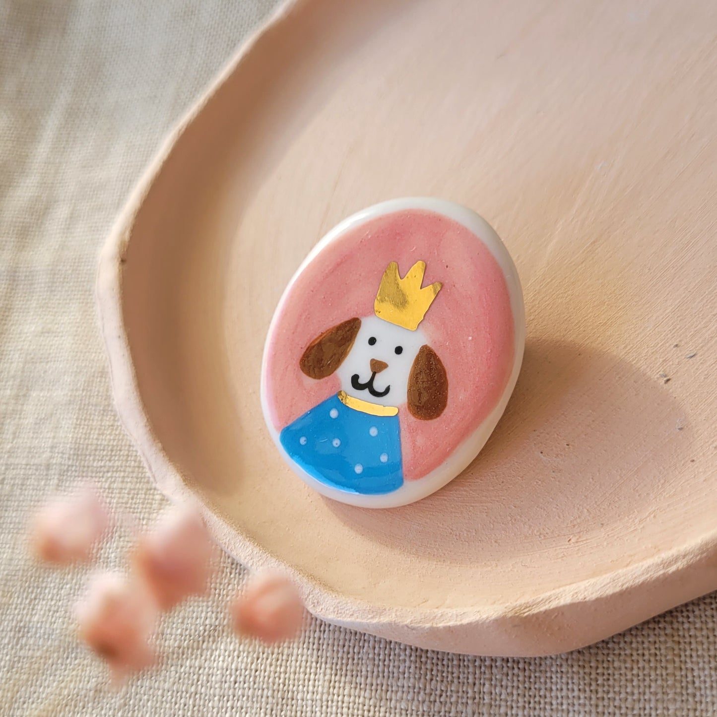 Porcelain brooch with gold "Bella"
