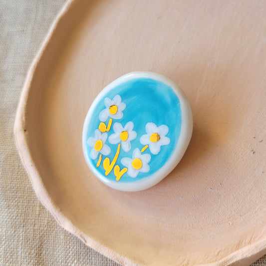 Porcelain brooch with gold "White flowers"