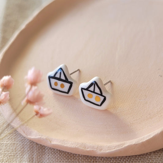 Porcelain stud earrings with gold "Black and white sailboats"