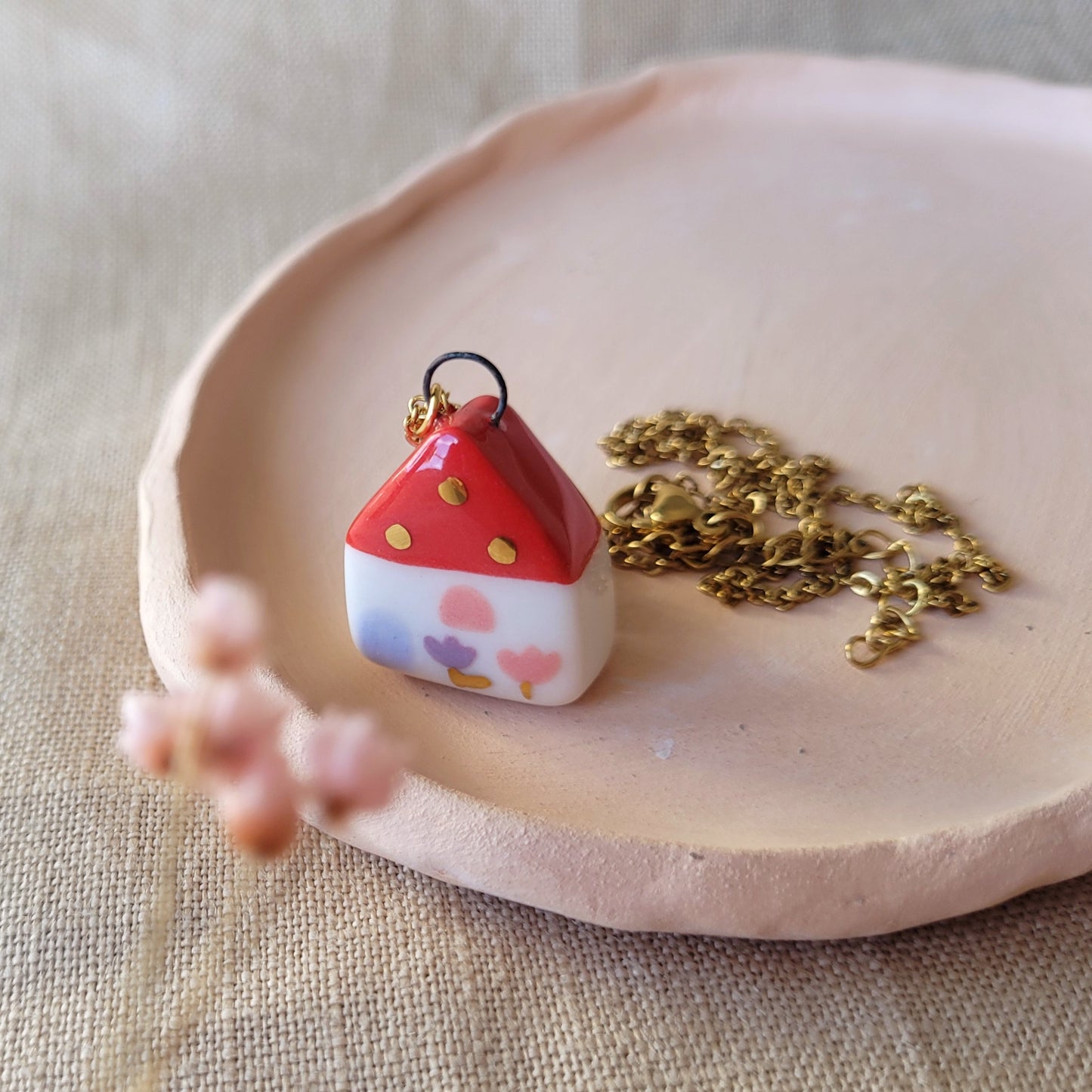 Porcelain necklace with gold "Red house"