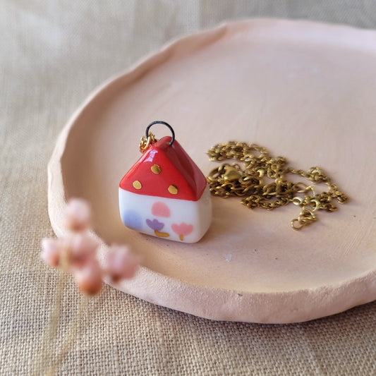 Porcelain necklace with gold "Red house"