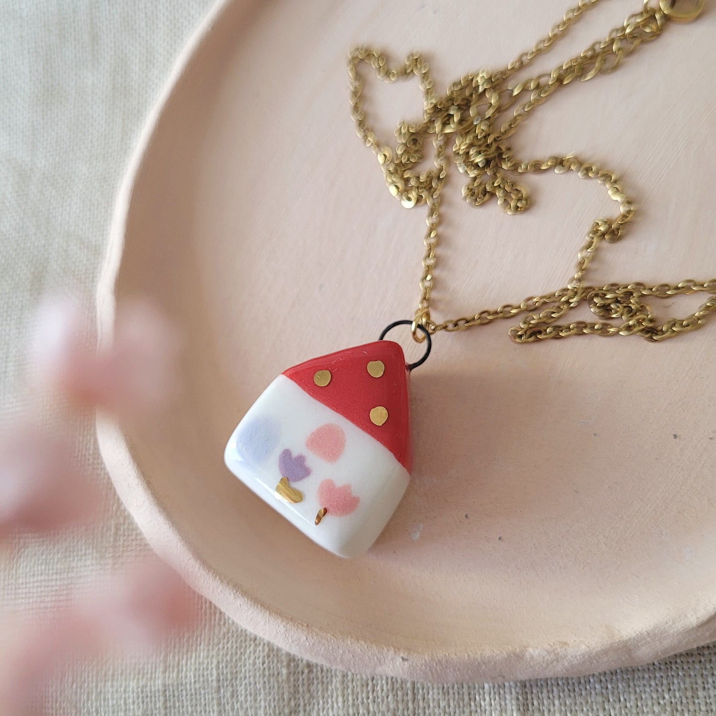 Porcelain necklace with gold "Red house"