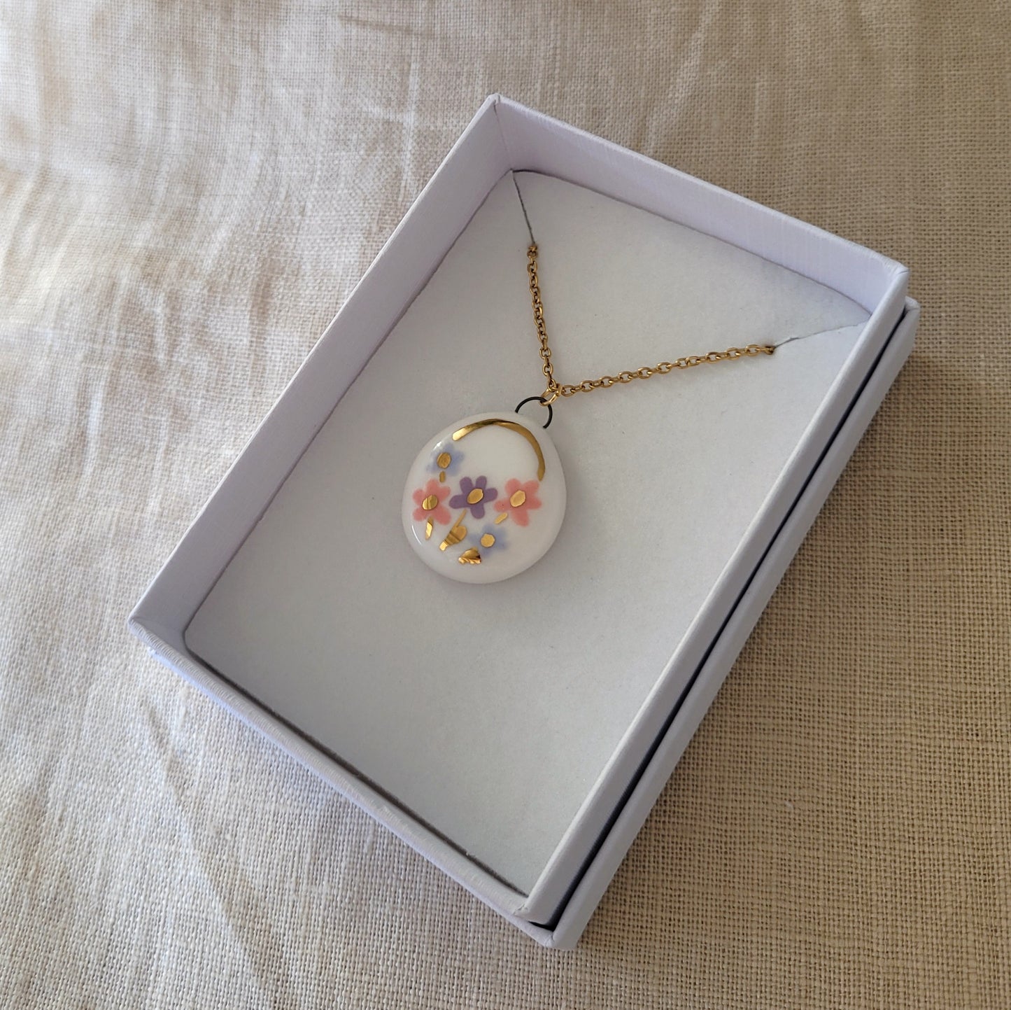 Porcelain necklace with gold "Flowers"