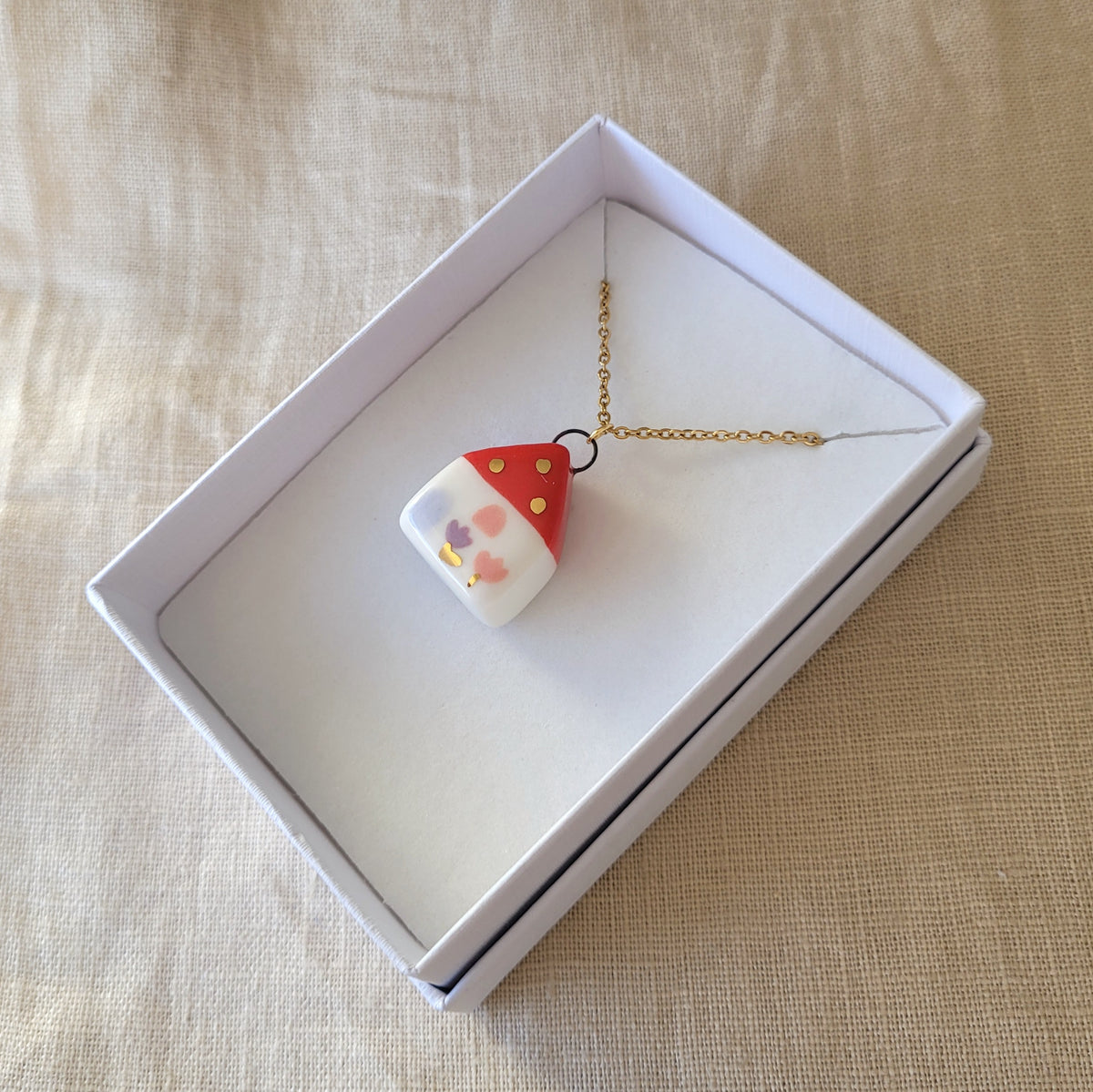 Porcelain necklace with gold "Red house"