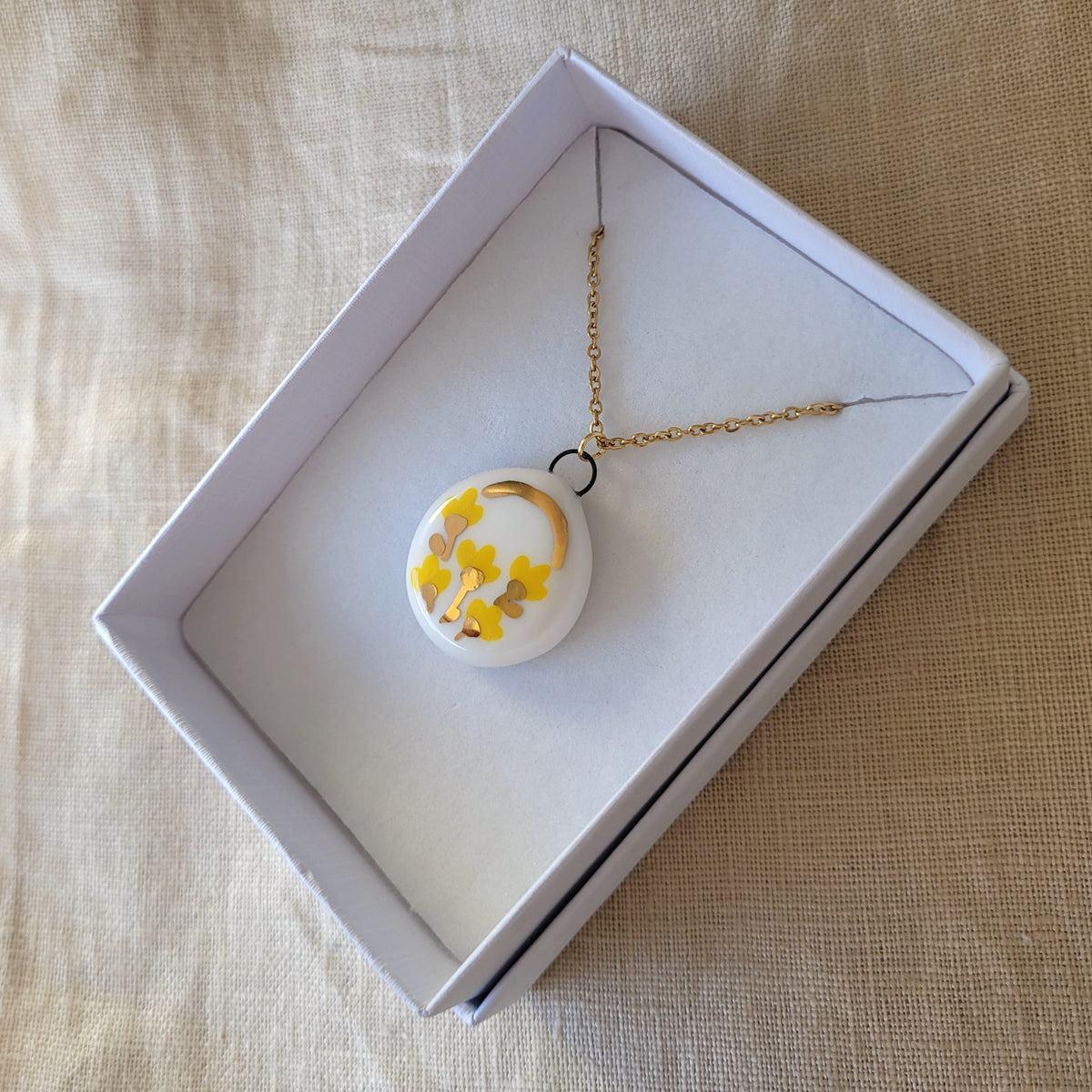 Porcelain necklace with gold "Yellow flowers"