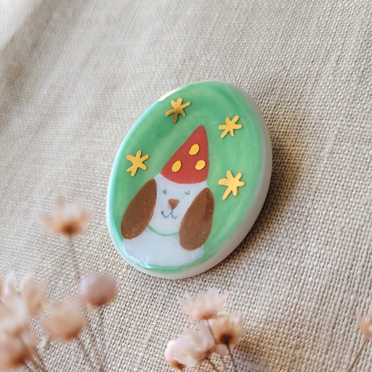 Porcelain brooch with gold "Party boy"