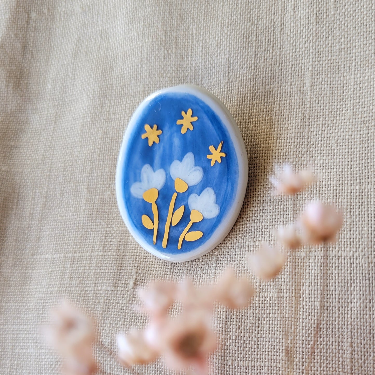 Porcelain brooch with gold "White flowers"